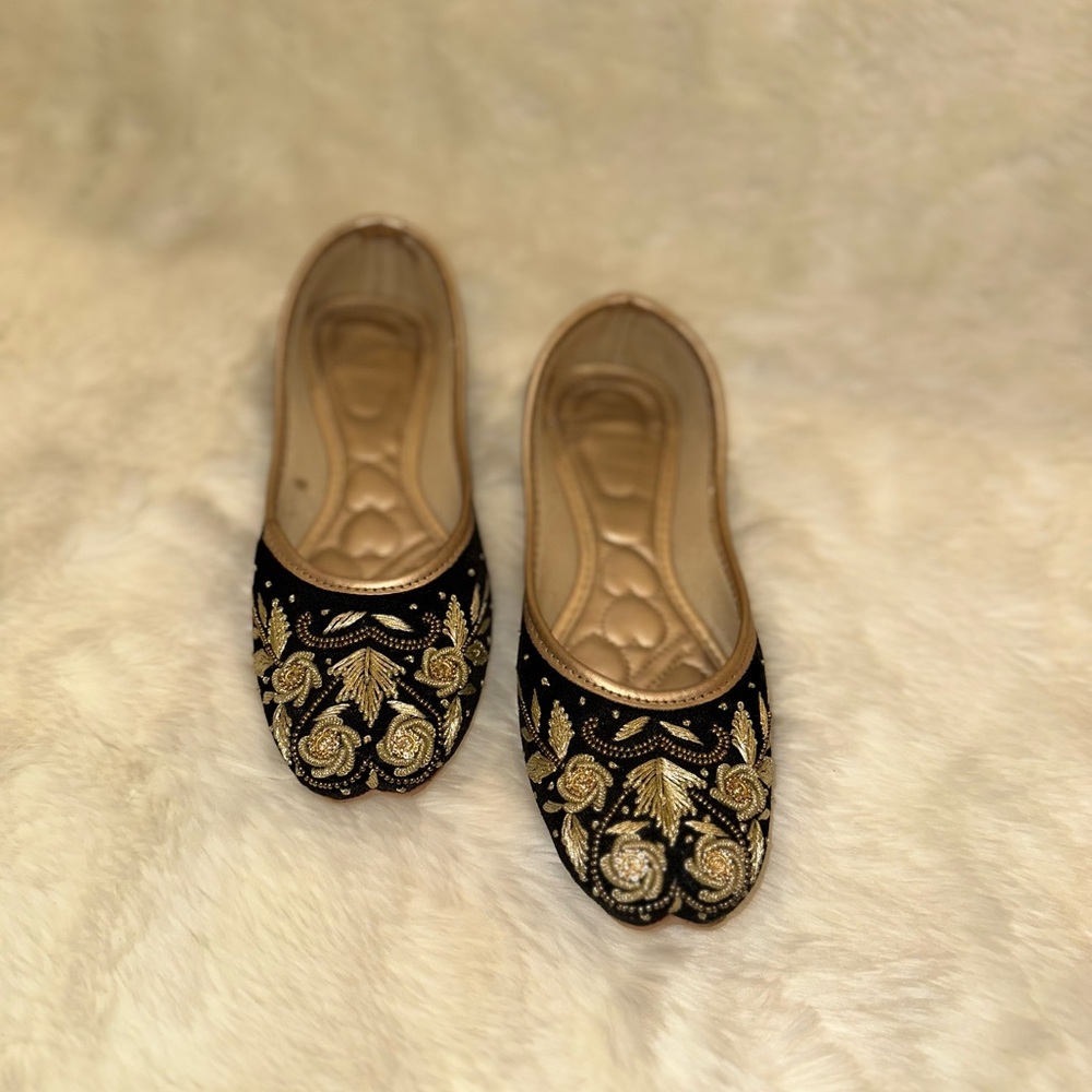 NWOT Black and Gold Embroidered Women's Indian/Pakistani Flats/Mojri/Khusa
